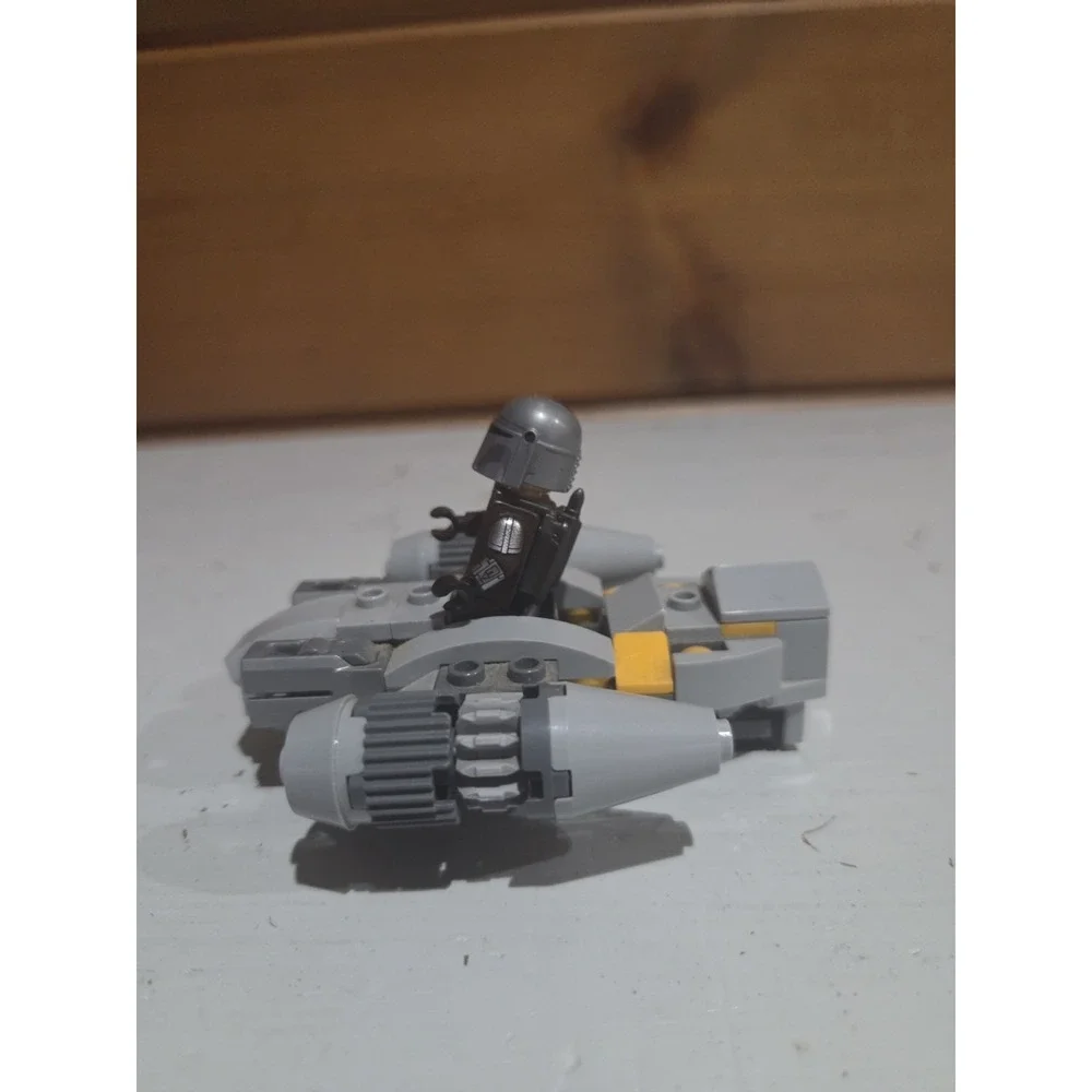 LEGO Star Wars: The Razor Crest Microfighter 75321 + Mandalorian Din Djarin Fig